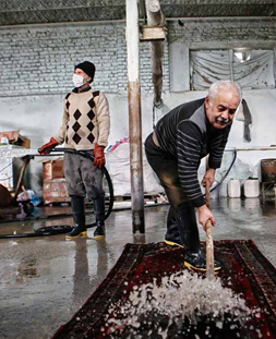 شستشوی سنتی قالی در قالیشویی حرم قم