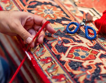 خدمات تخصصی و حرفه ای رفوی فرش در قالیشویی حرم قم